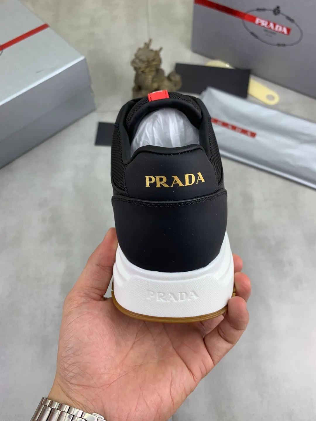 Men's shoes 💰P560💰[New model] The top version is available on the official website, 🆘 The trendy brand (Prada) mainly promotes the popular model, avant-garde and versatile fashionable men's shoes, private version mold opening, cowhide surface splicing 1:1.. Stylish and simple, original imported cowhide lining cowhide feet; the atmosphere and personality are more fashionable, eye-catching and pursuing class. It will subvert the old idea and be a must-have for fashionistas with you! Must keep it for yourself! Tall and comfortable, large and low, high-end quality workmanship. The new high-end outsole on the official website. Size: 38-45. Available in 3️⃣ colors.